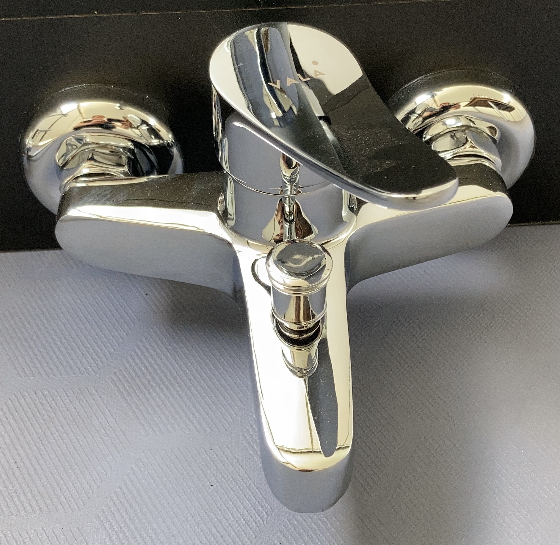 סוללת ברז קיר עם פיה תחתונה קצרה וחיבור לצינור מקלח יד