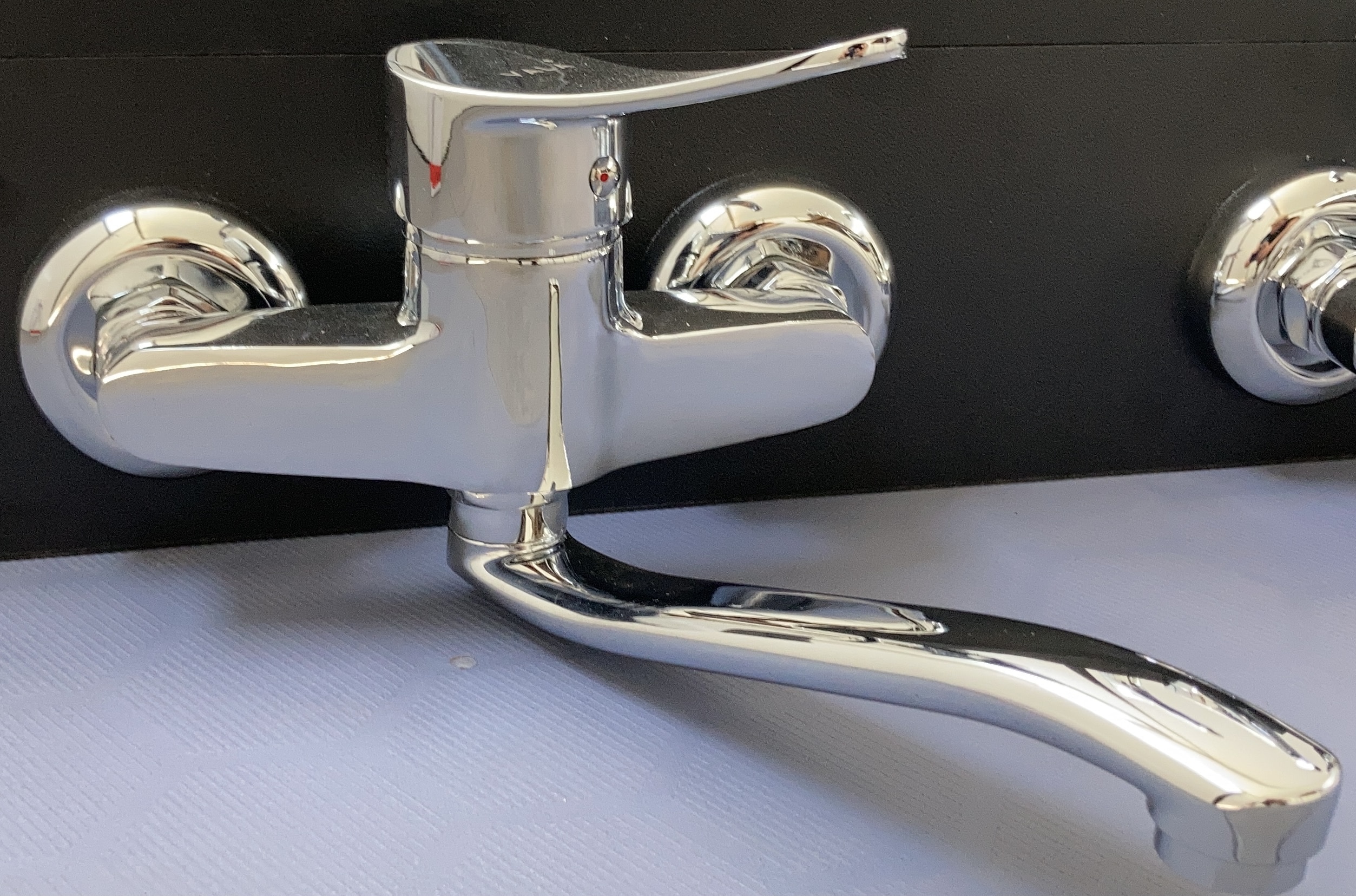 סוללת ברז קיר עם פיה תחתונה ארוכה מסתובבת