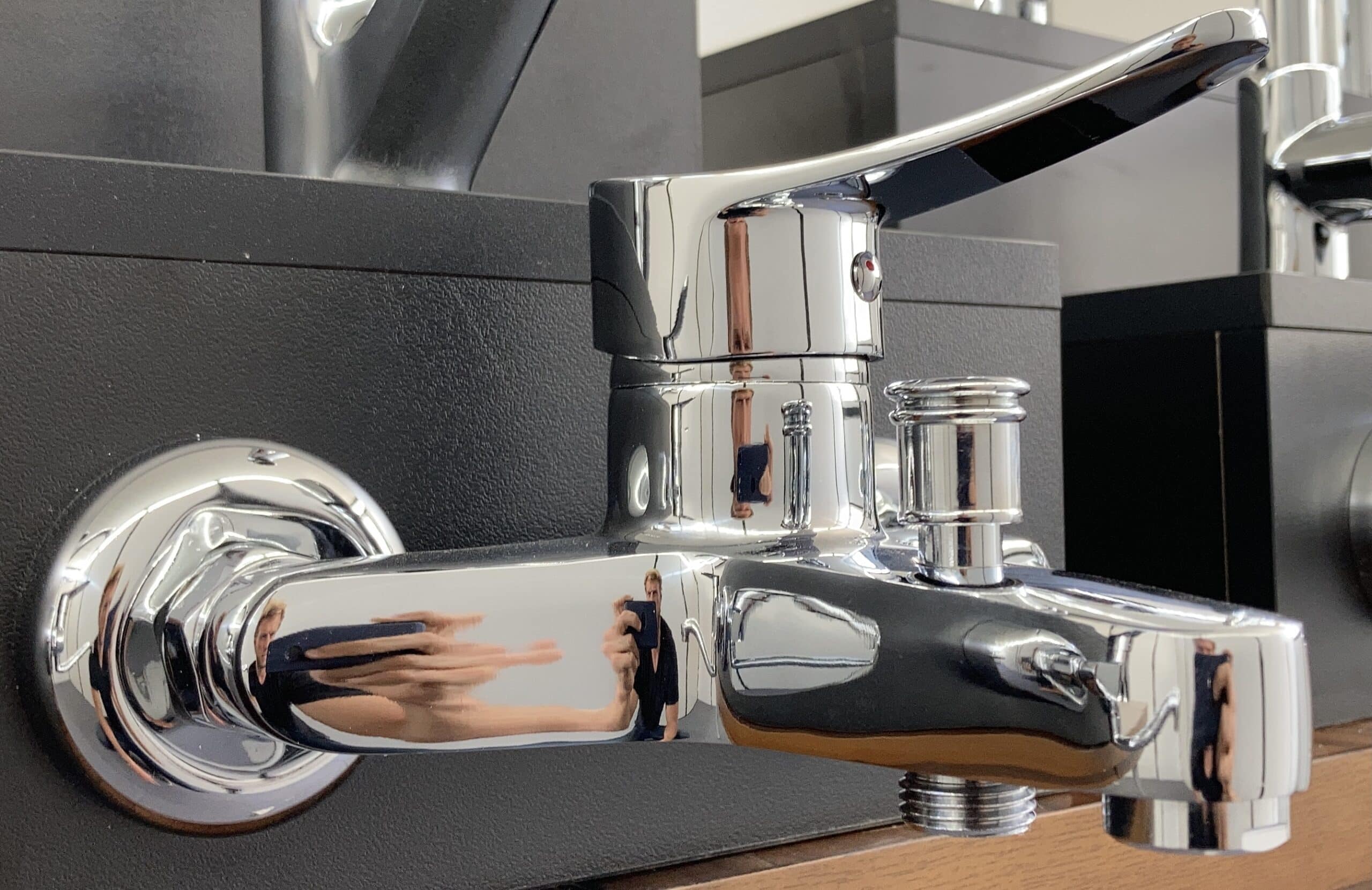 סוללת ברז קיר עם פיה תחתונה קצרה וחיבור לצינור מקלח יד