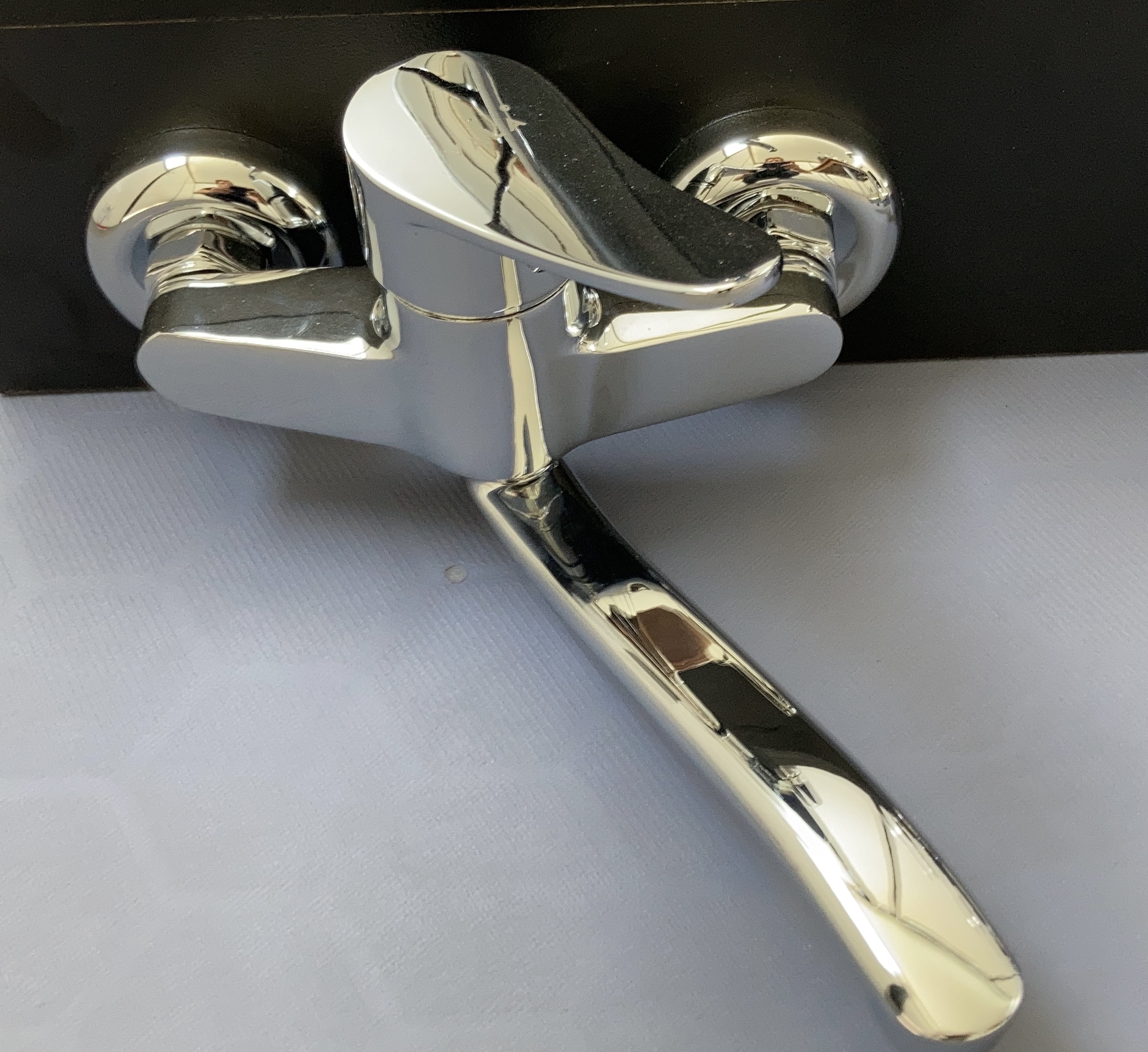 סוללת ברז קיר עם פיה תחתונה ארוכה מסתובבת