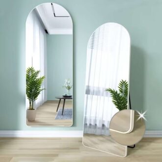 מראה עומדת על רגל עם מסגרת אלומיניום אנודייז