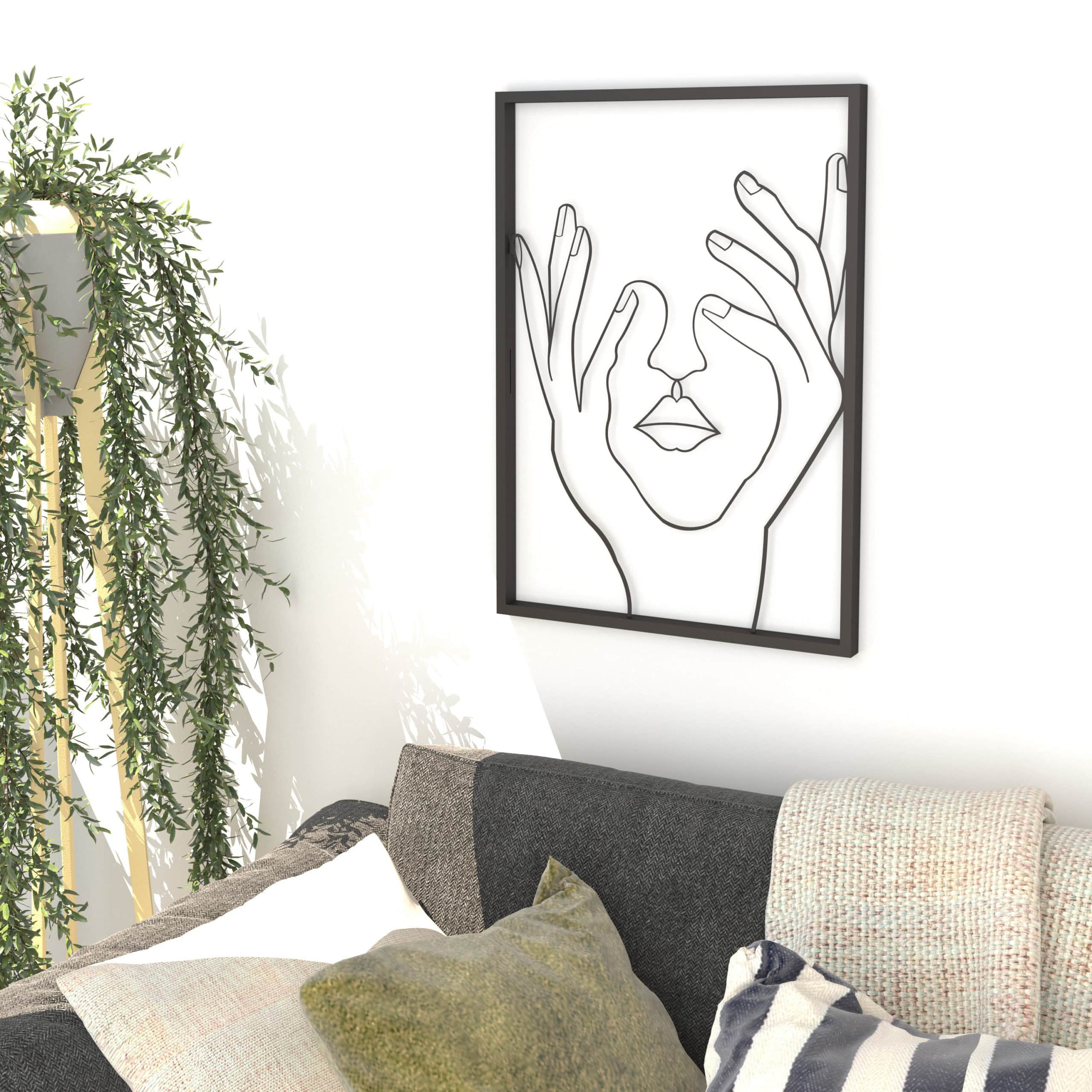 תמונה ממתכת בעיצוב פני אישה עם ידיים בצבע שחור עם מסגרת שחורה 50*70 ס''מ
